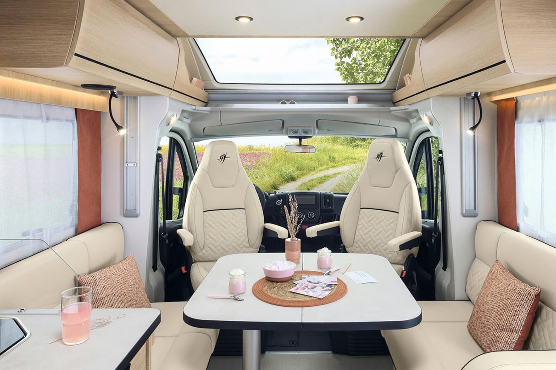 interior-rapido-666F-valcaravan