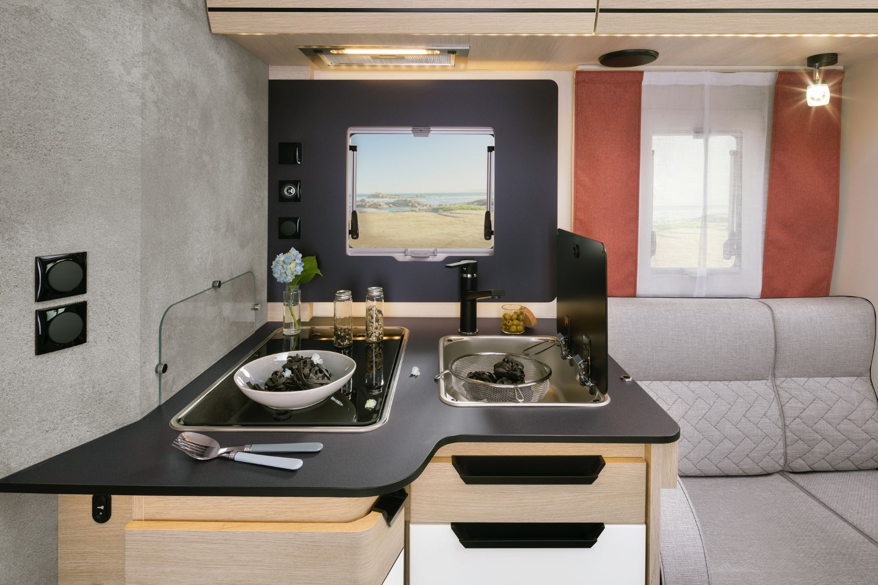 rapido-c86-night-edition-valcaravan-cocina