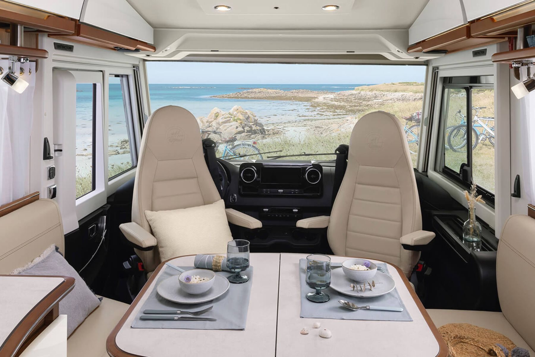 rapido-i66M-salon-valcaravan